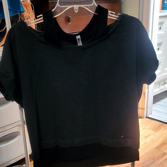 Fabletics Tops - Fabletics Ladies Size Medium Black Grey Workout Top Cap Sleeves Round Neckline